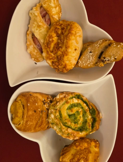 In kleinen Schüsseln angerichtete Pausensnacks.