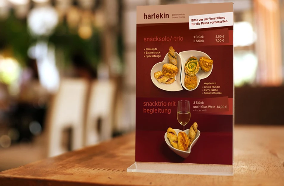 Die Snackkarte des Harlekin steht auf einem Tisch.